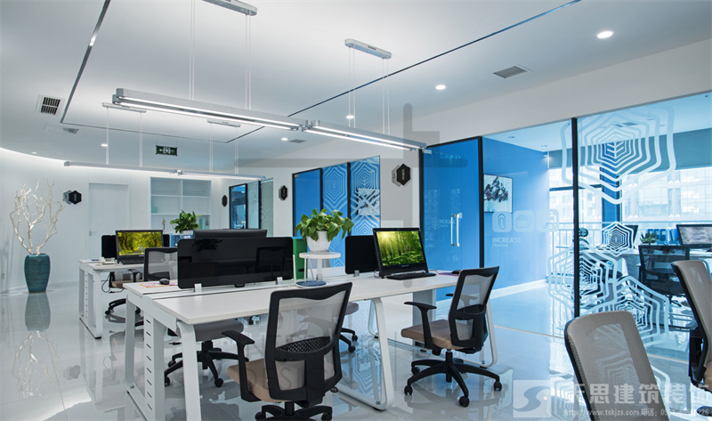 頂棚天花設(shè)計(jì)在<a href=http://m.gdyjyx.cn/ target=_blank class=infotextkey>合肥辦公室裝修</a>中的運(yùn)用
